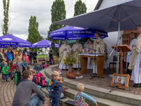 Segen für Schul- und Kindergarten-Starter mit ihren Schulranzen und Rücksäcken